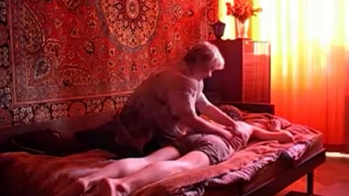 Мамка с большими сиськами соблазнила своего пасынка на секс и трахается с ним в спальне